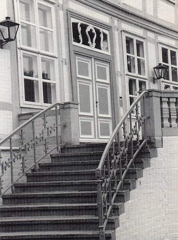 Tür des Schlosses Lüdersburg mit Treppe